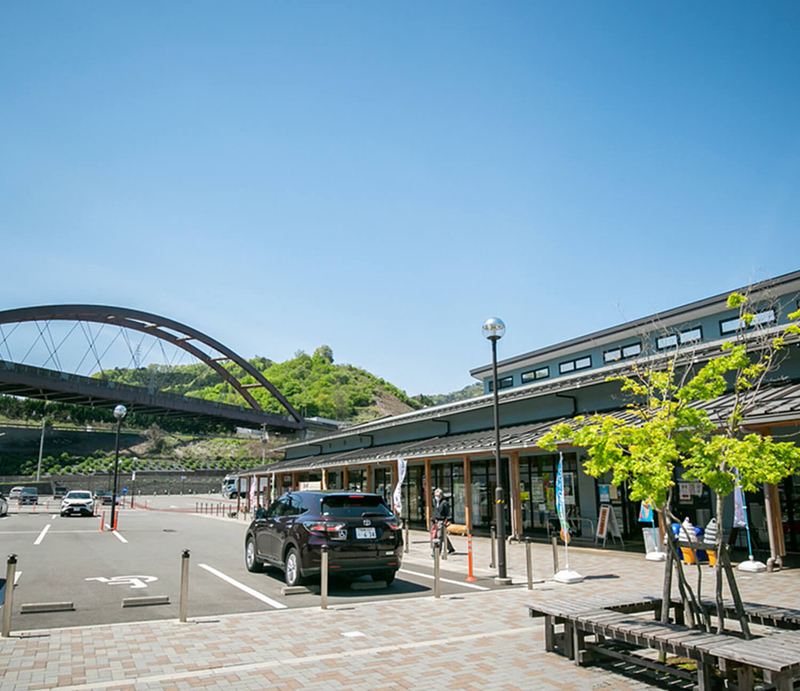 道の駅「つる」の外観