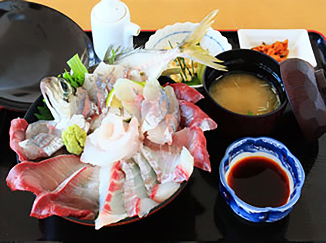 RVパーク関あじ関さば館で味わえる海鮮丼