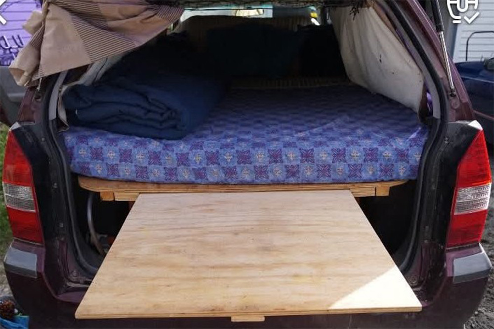 車幅いっぱいに寝床が設えられた車中泊仕様の車内