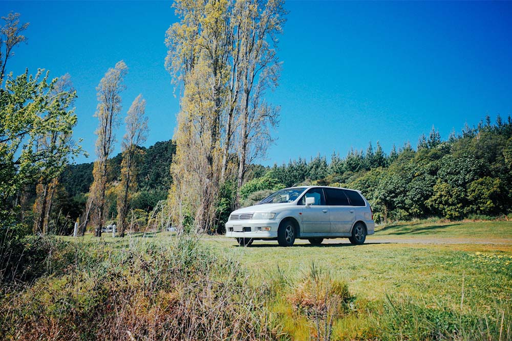 青空と緑に囲まれた三菱グランディス