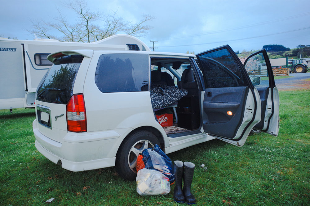 ニュージーランドのキャンピングサイトに停泊中のグラ子