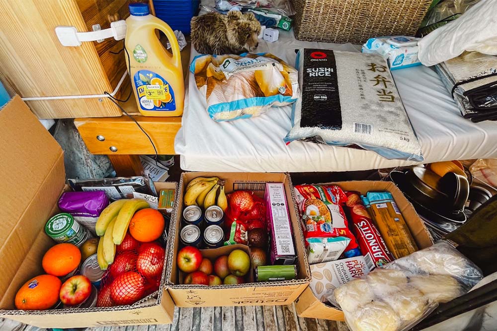 車中泊用にストックされた大量の食材