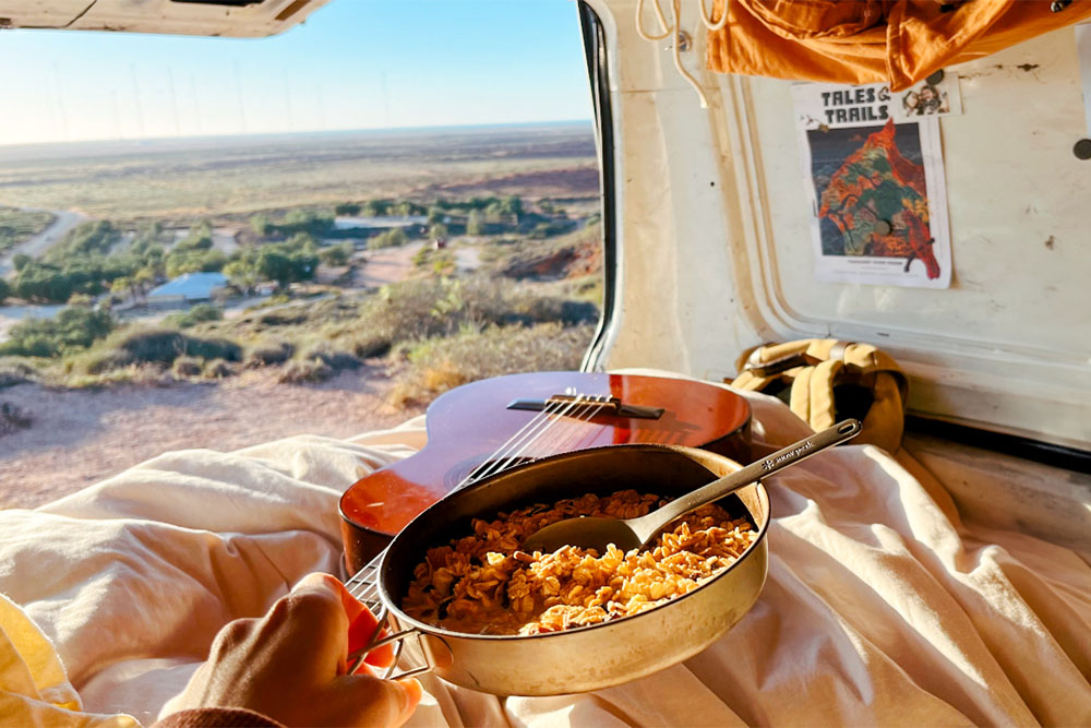 バンのバックドアから望む壮大な景色