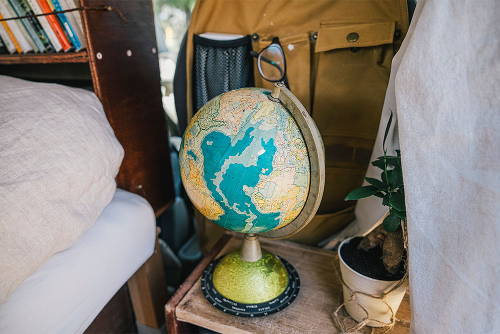 ベッド脇の棚に置かれた地球儀