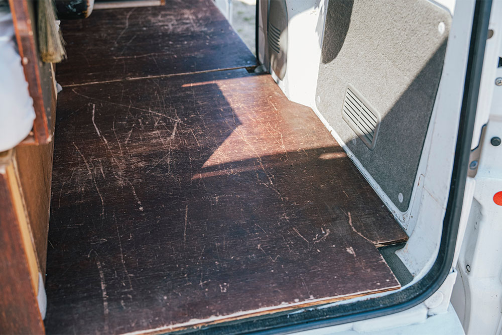 ２枚板で敷かれた床板