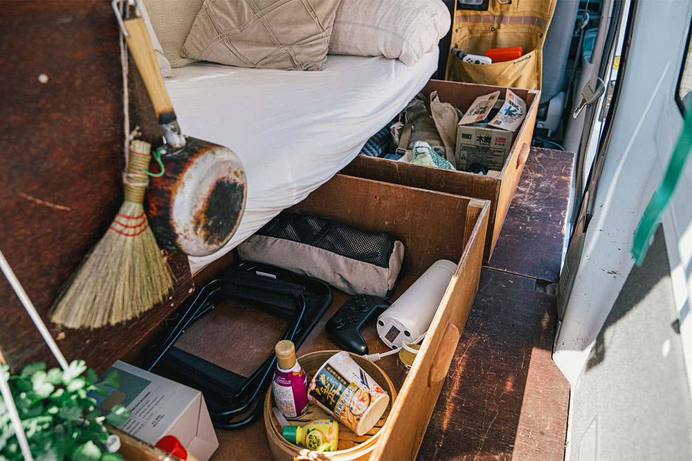 ベッド下にも、２つに分かれた引き出しが