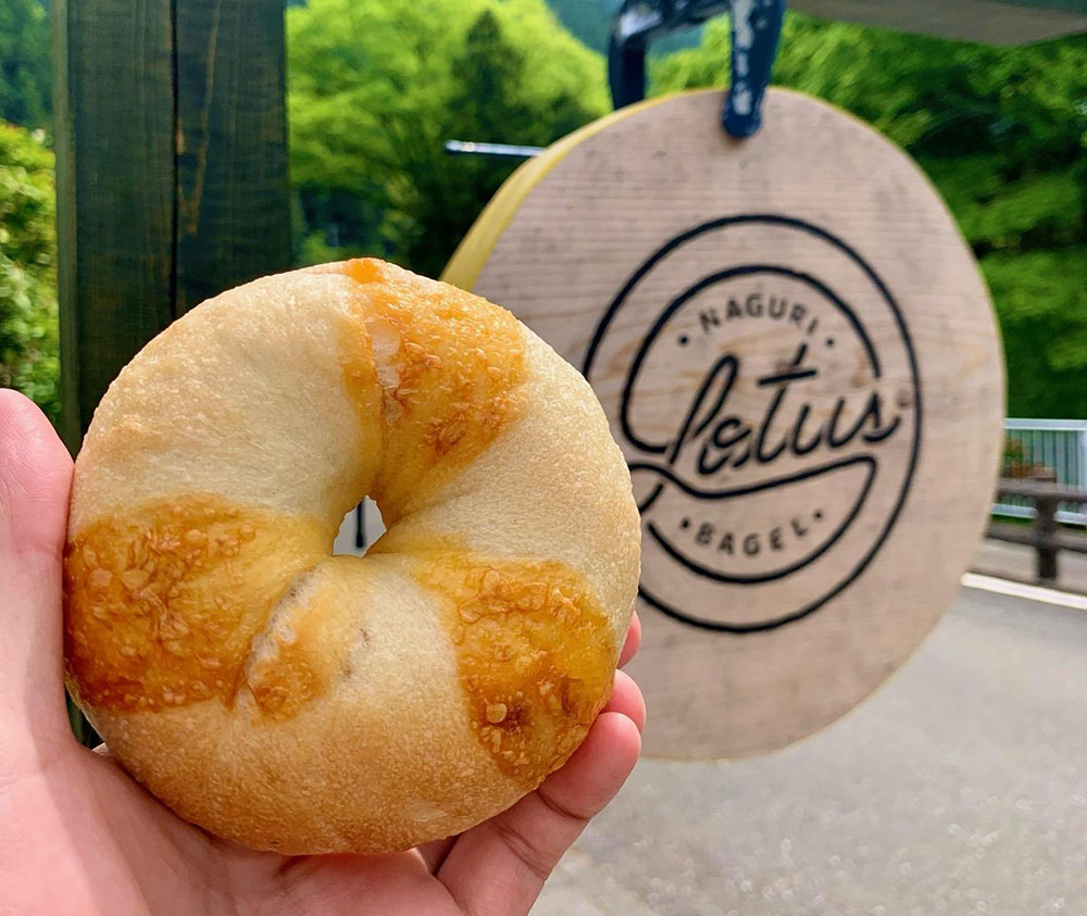 ベーグルとロータスベーグルの看板