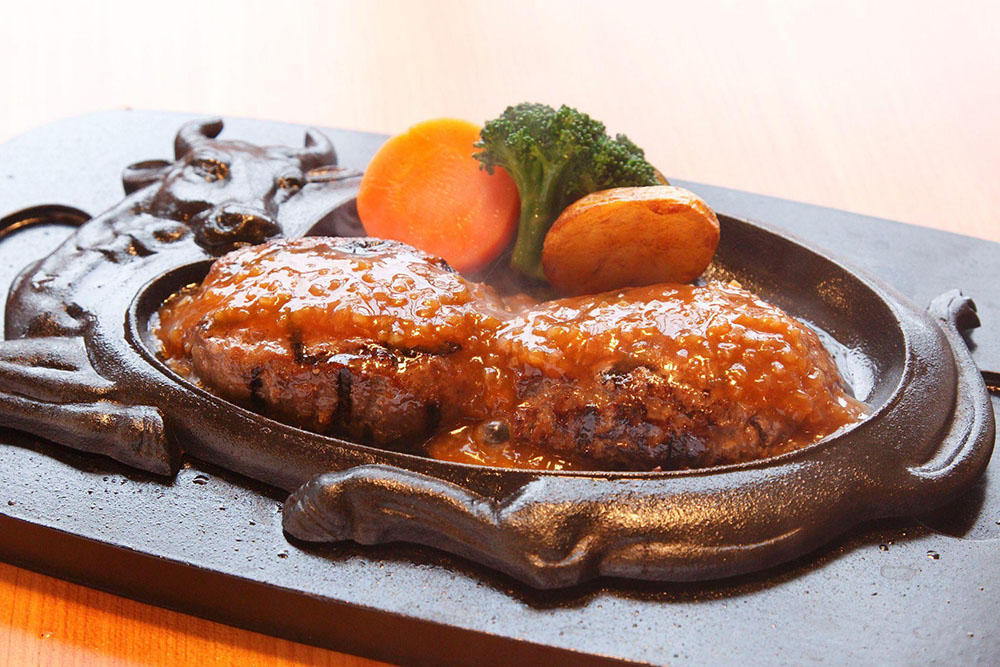 オニオンソースをかけたげんこつハンバーグ
