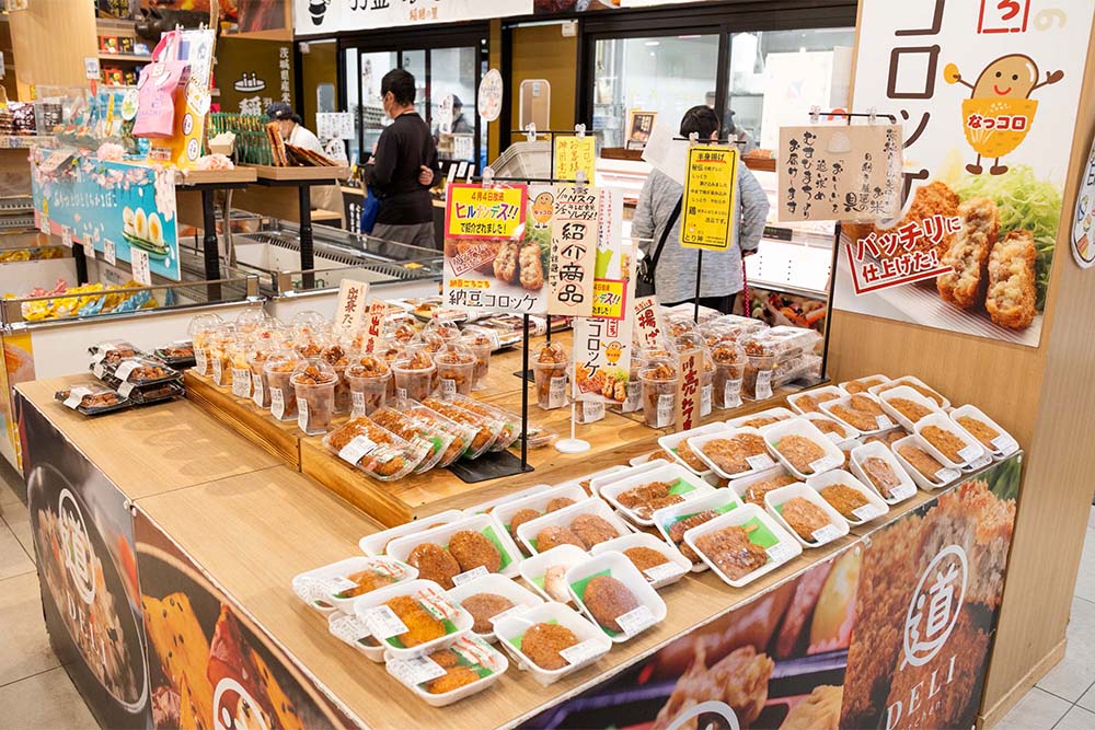 納豆コロッケが販売されている惣菜コーナー