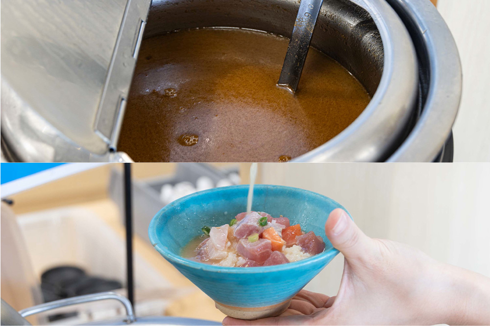 〆茶漬け用の魚介出汁をかける様子