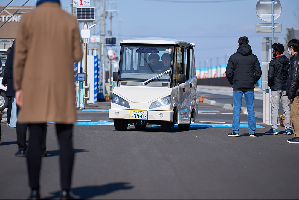 歩行者をよけて走行するCiKoMa（サイコマ）