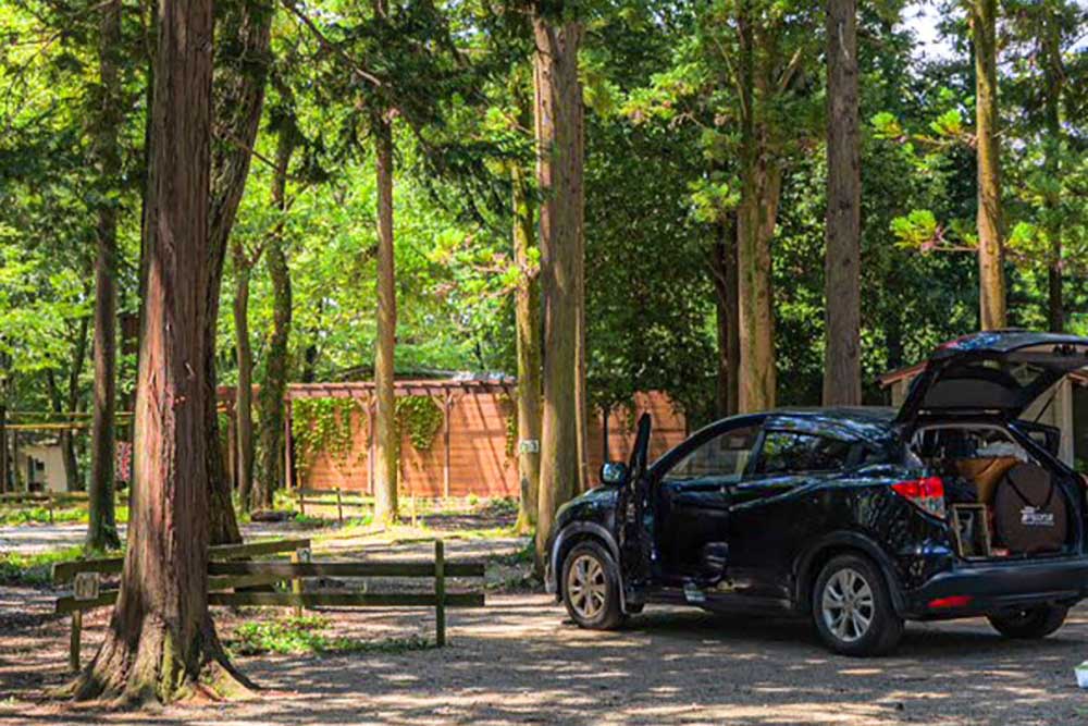 以前に乗っていたHonda ヴェゼルでキャンプ場で停車している様子