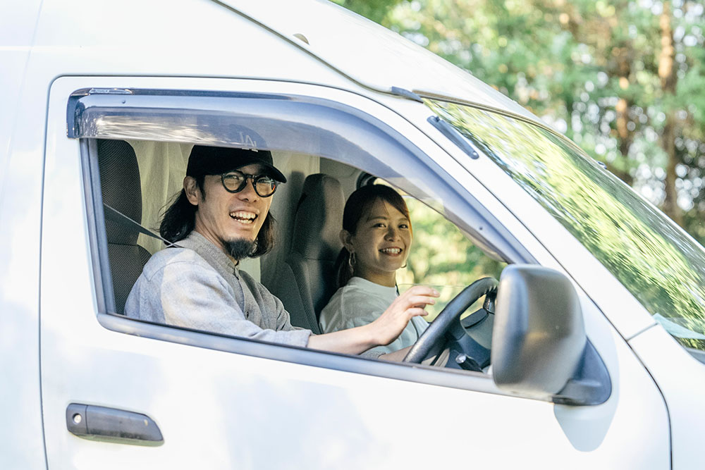 運転するキマさんと、助手席で笑顔を見せるまいさん