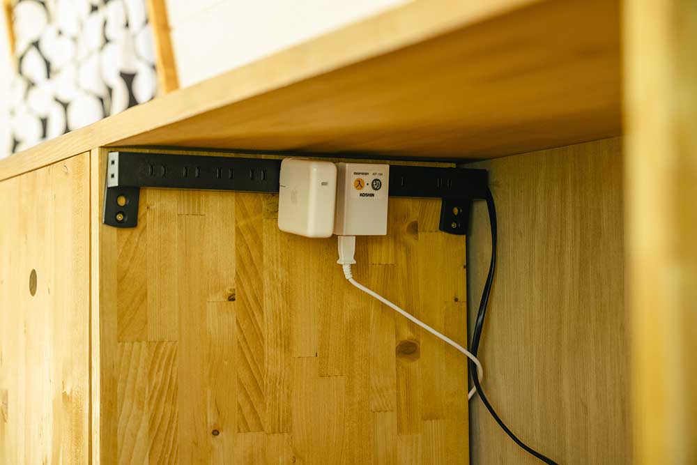 デスク下の電源コンセント