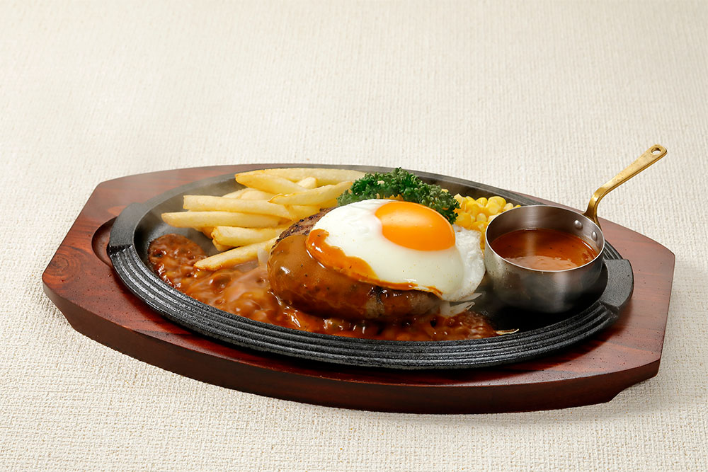 黒×黒ハンバーグ ブラウンバターソース目玉焼き付