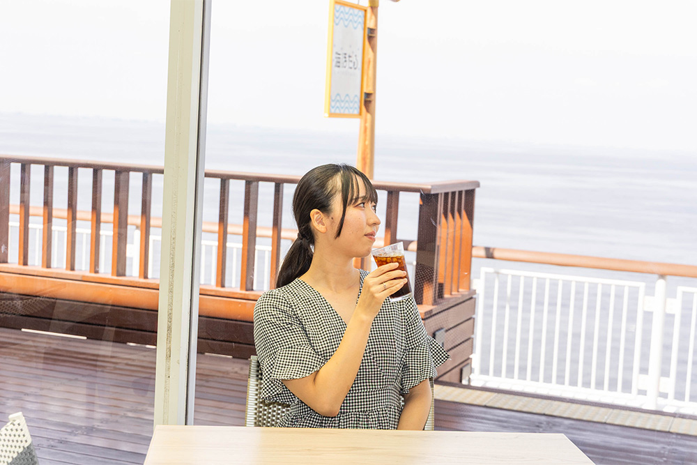 食後に景色を見るライターの様子