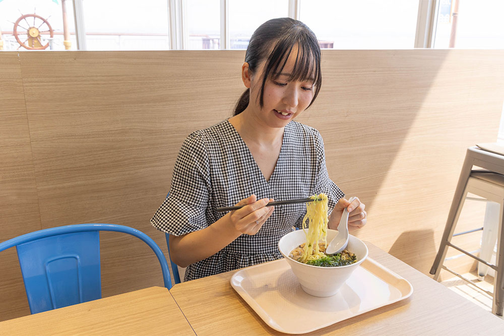 あさりの塩ラーメンを食べるライター