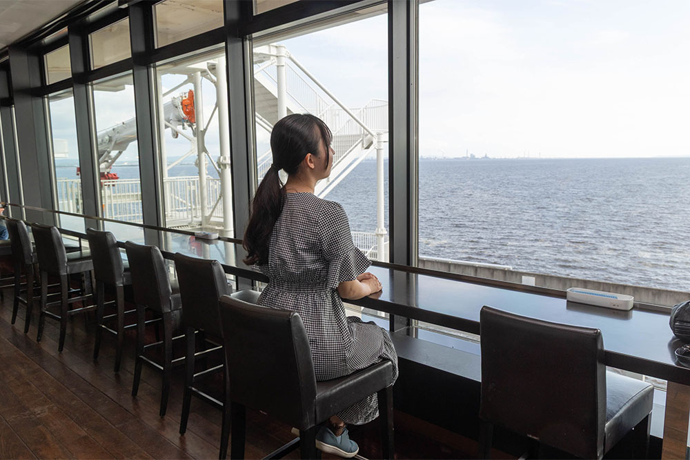 「海が見える大回廊」でライターが座っている様子