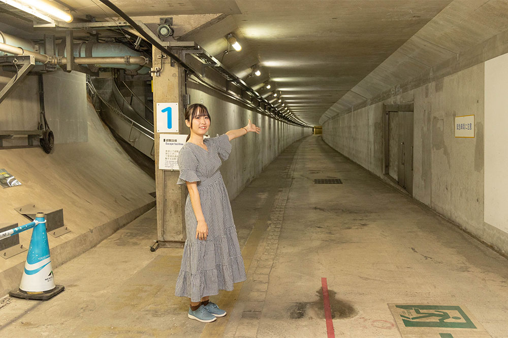 東京湾アクアラインの緊急避難通路に立つライター