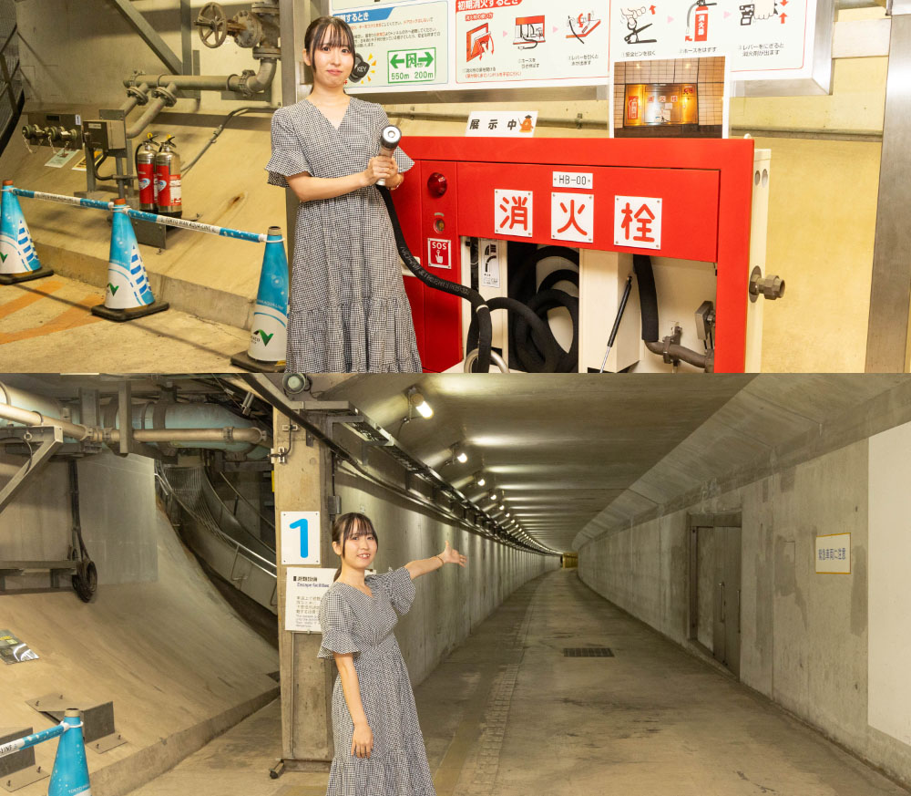 消火用ホースを持つライターと、緊急避難通路内で記念撮影するライター