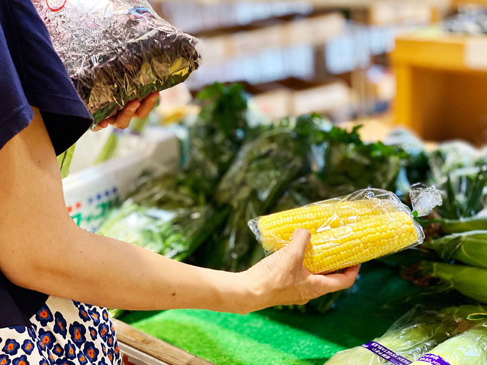 野菜を手に取る人