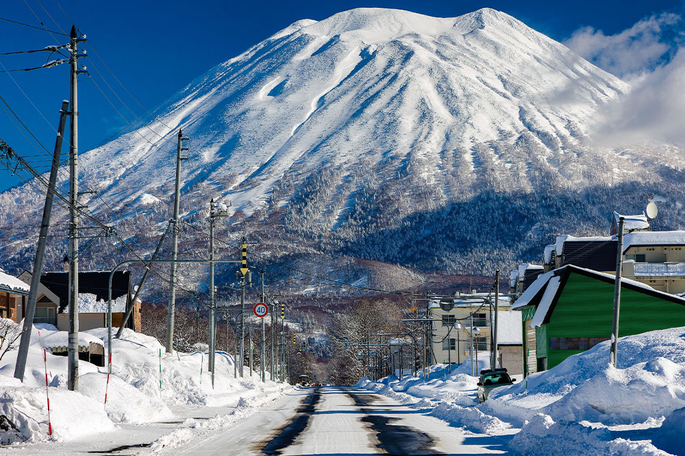 北海道ニセコにそびえ立つ山