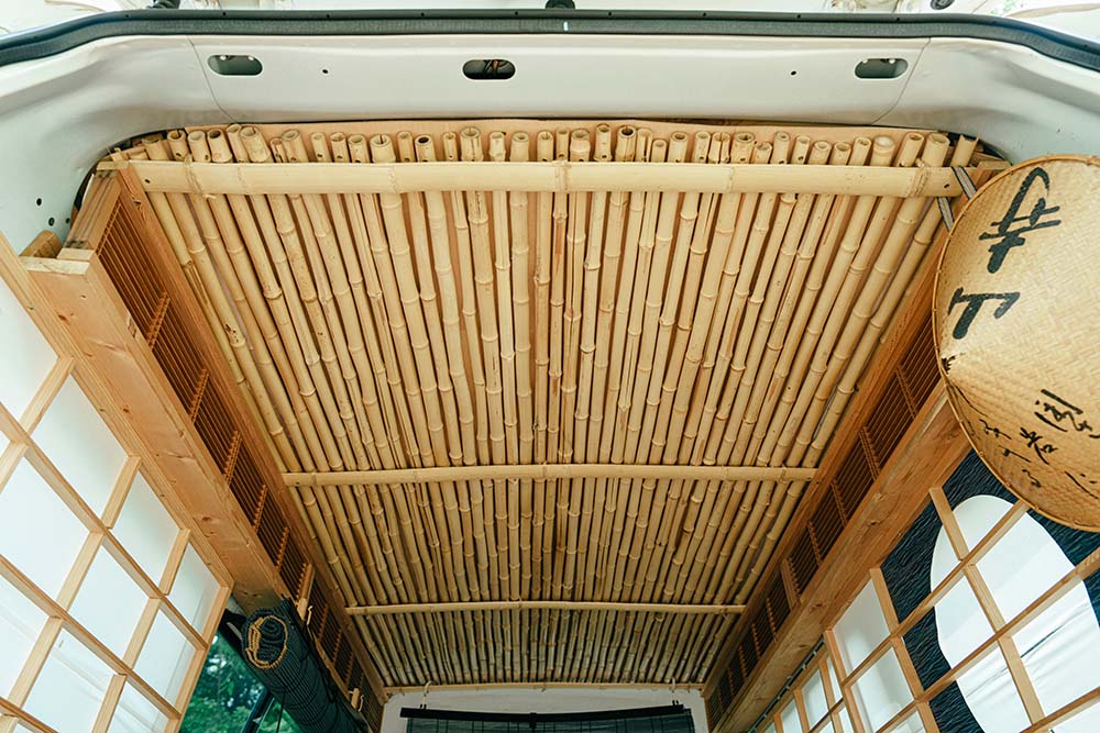 竹を打ち付けてできた天井