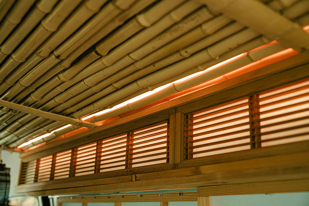 欄間からこぼれる間接光の灯り