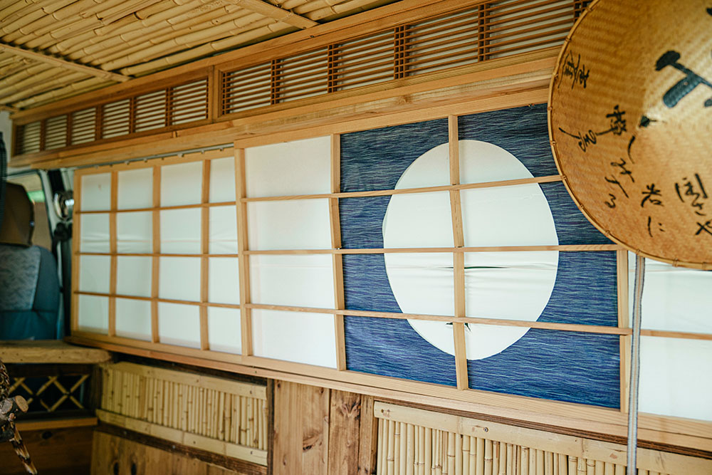 欄間の下の側面部は障子で覆われている