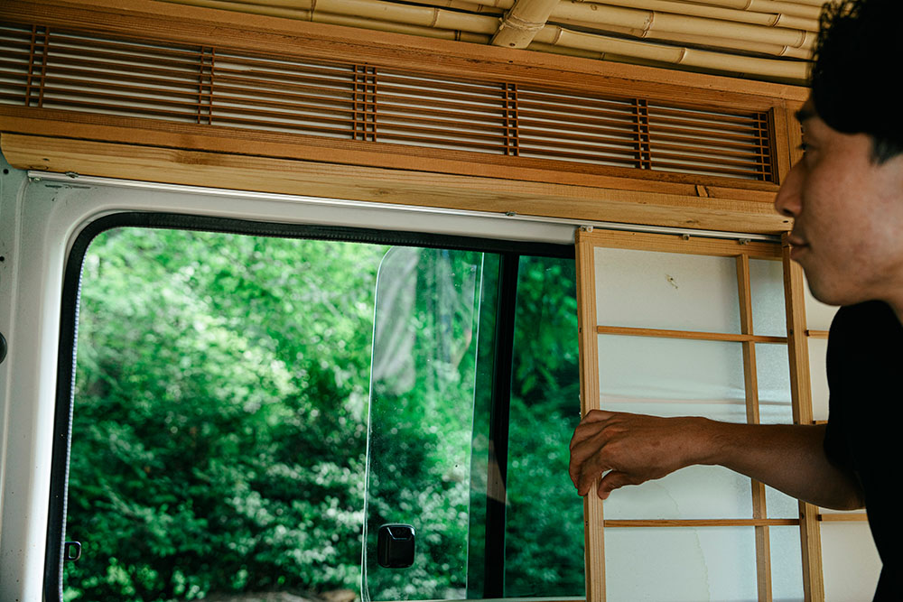 障子越しに、外の景色を眺めるコウジロウさん
