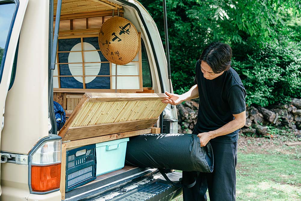 畳下の収納スペースからモノを取り出すコウジロウさん
