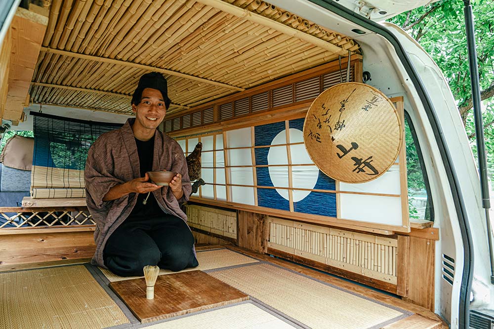 茶室に正座するコウジロウさん