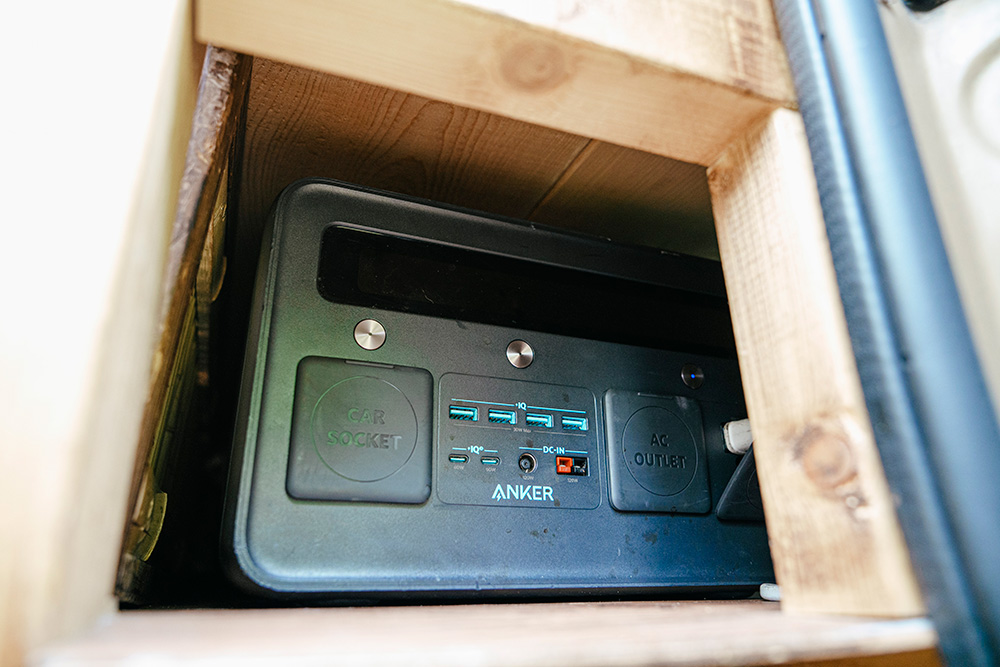 畳下スペースに収まっているANKERのポータブル電源