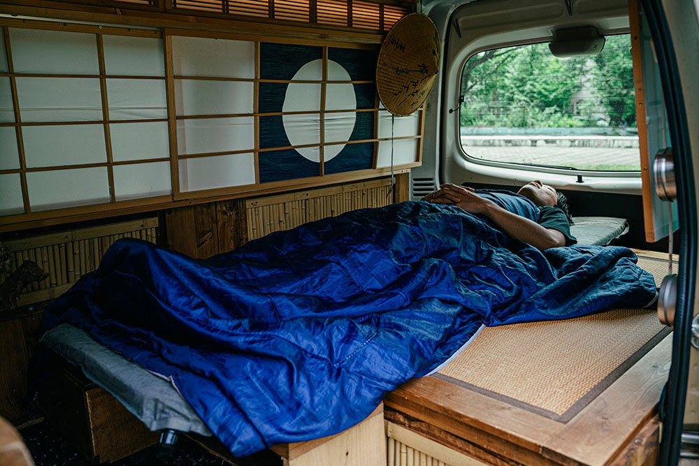 車内で眠るコウジロウさん