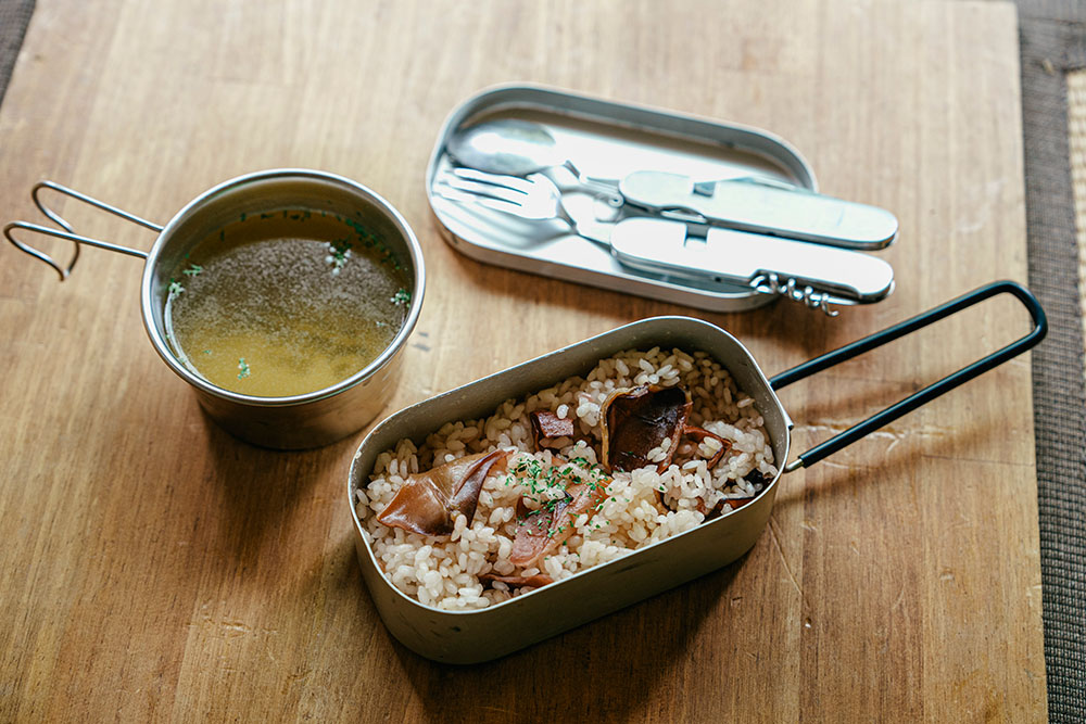 スルメイカの炊き込みご飯とコンソメスープ