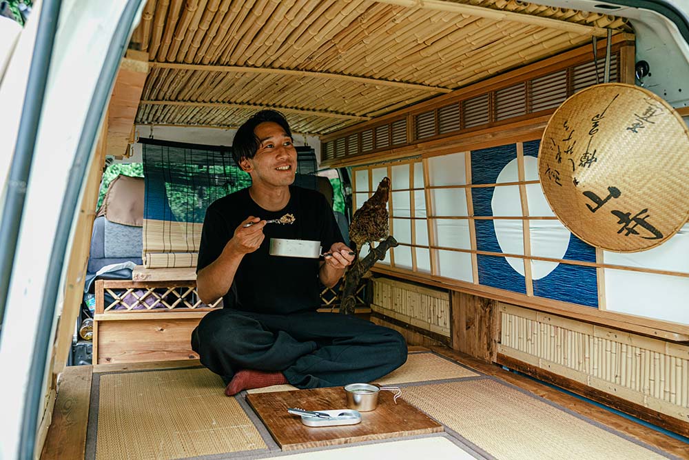 茶室車内で食事をするコウジロウさん