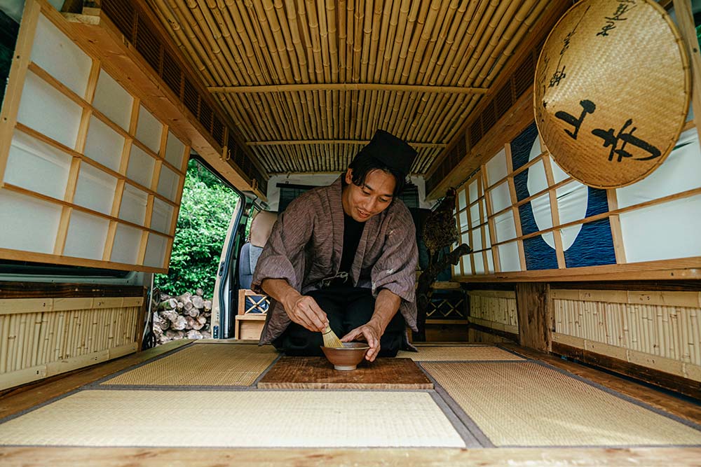 お茶をたてるコウジロウさん