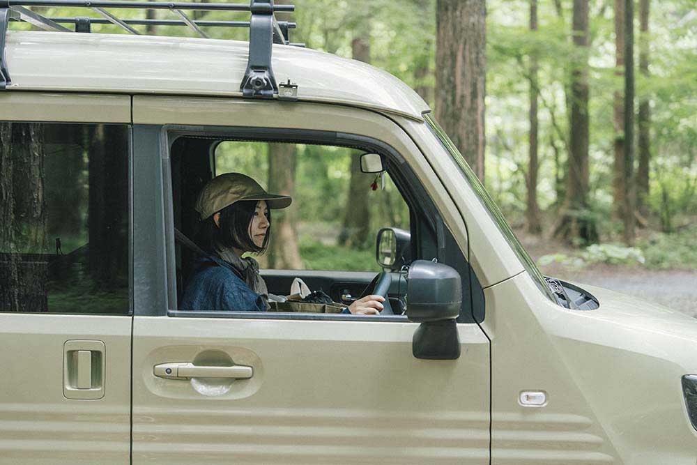 愛車のHonda N-VANを運転するもりこさん