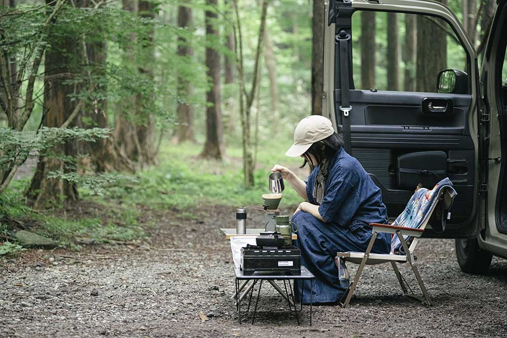 キャンプ中にコーヒーを楽しむもりこさん