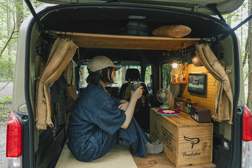 車内でタブレットを設置し映画鑑賞をするもりこさん