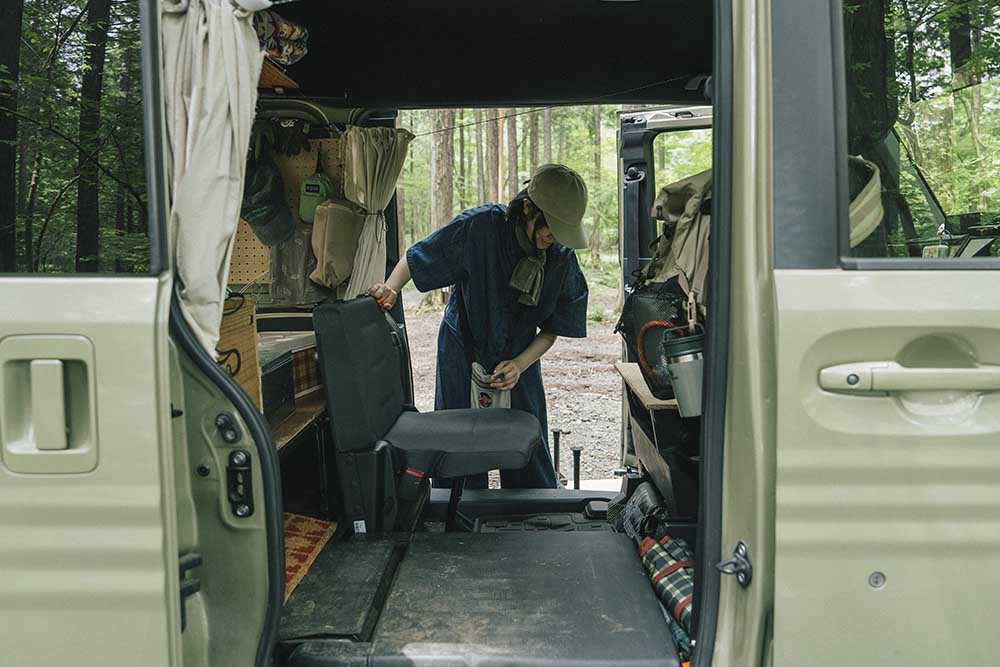 もりこさんが後部座席を収納している様子