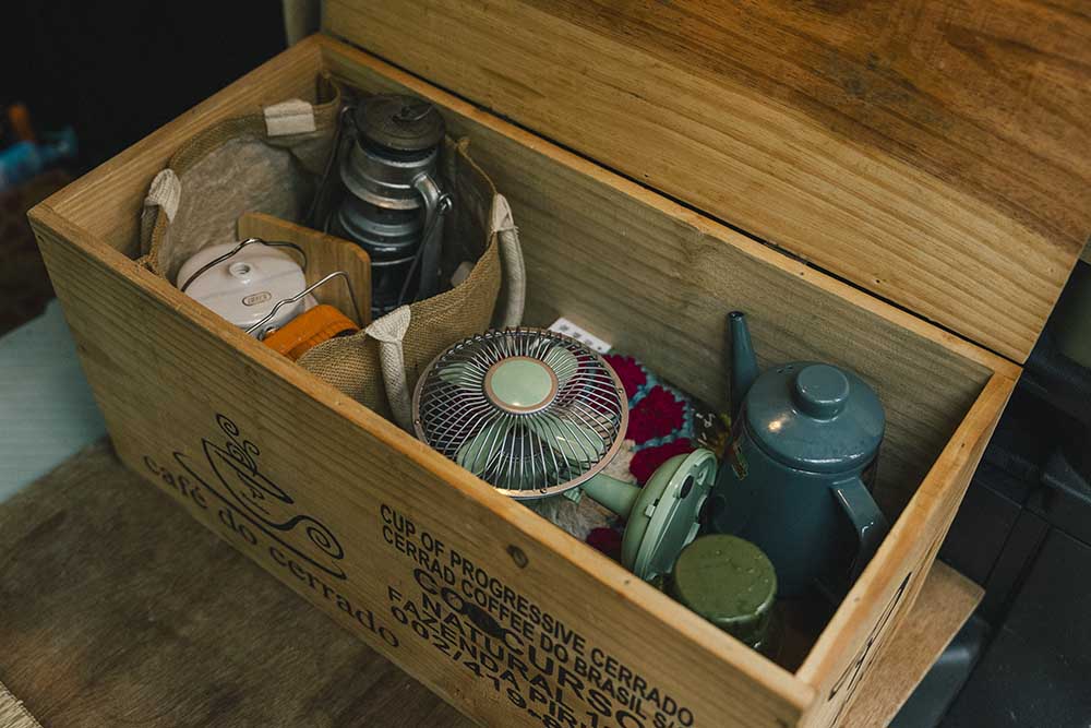 木箱の蓋を開けると、中は広い収納スペースが