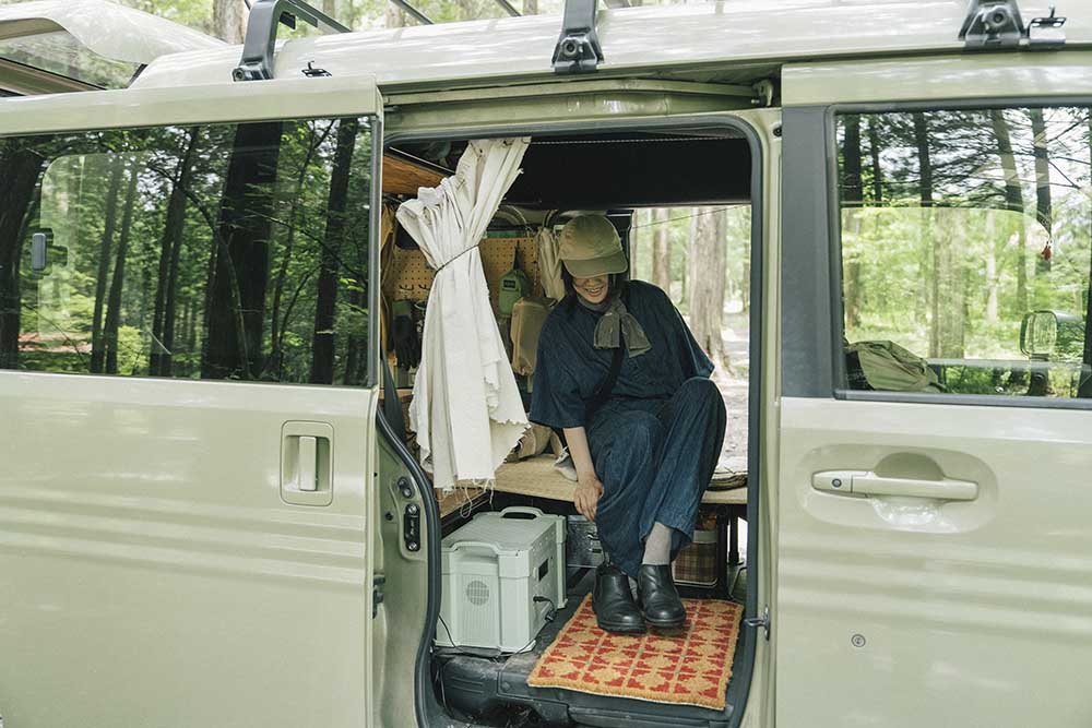 車内に設えた土間で靴を脱ぐもりこさん