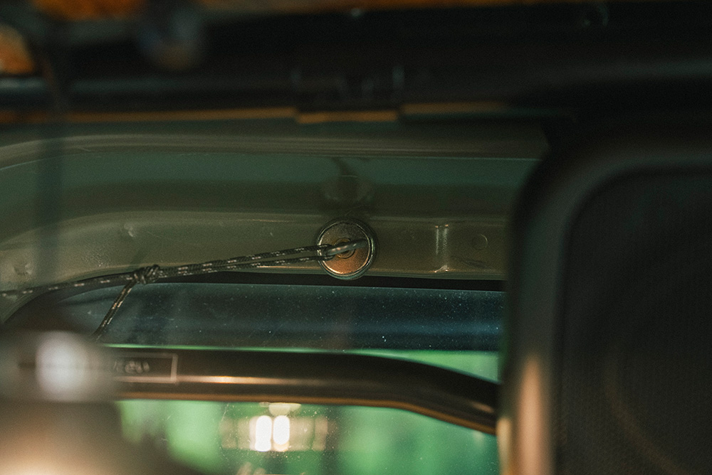 窓枠上に付けられた強力マグネットフック