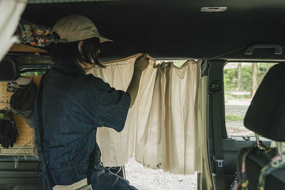 カーテンを閉めているシーン