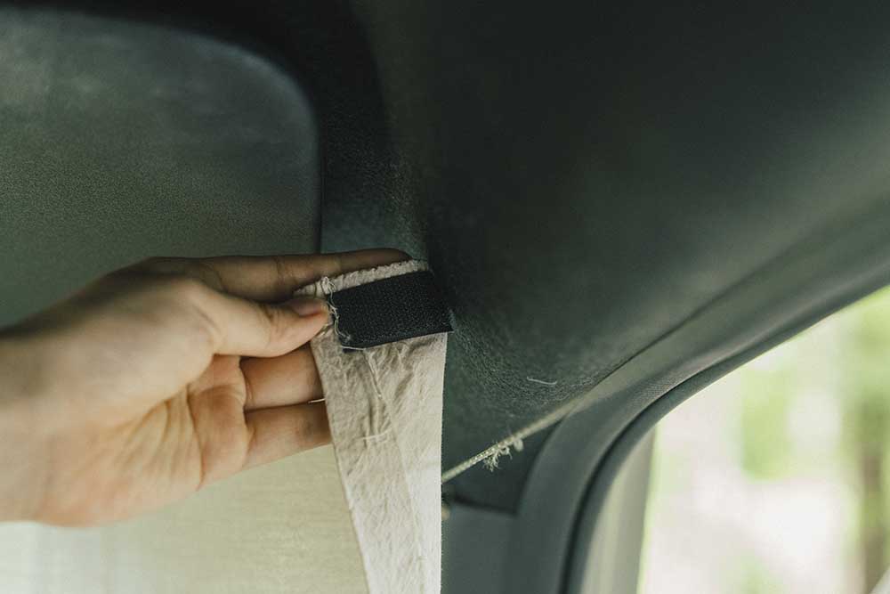 カーテンの端には面ファスナーが付けられている