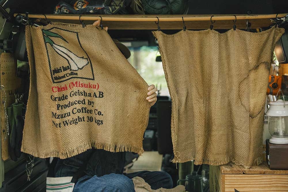 後部ドア側には麻袋を解体しただけのカーテンが