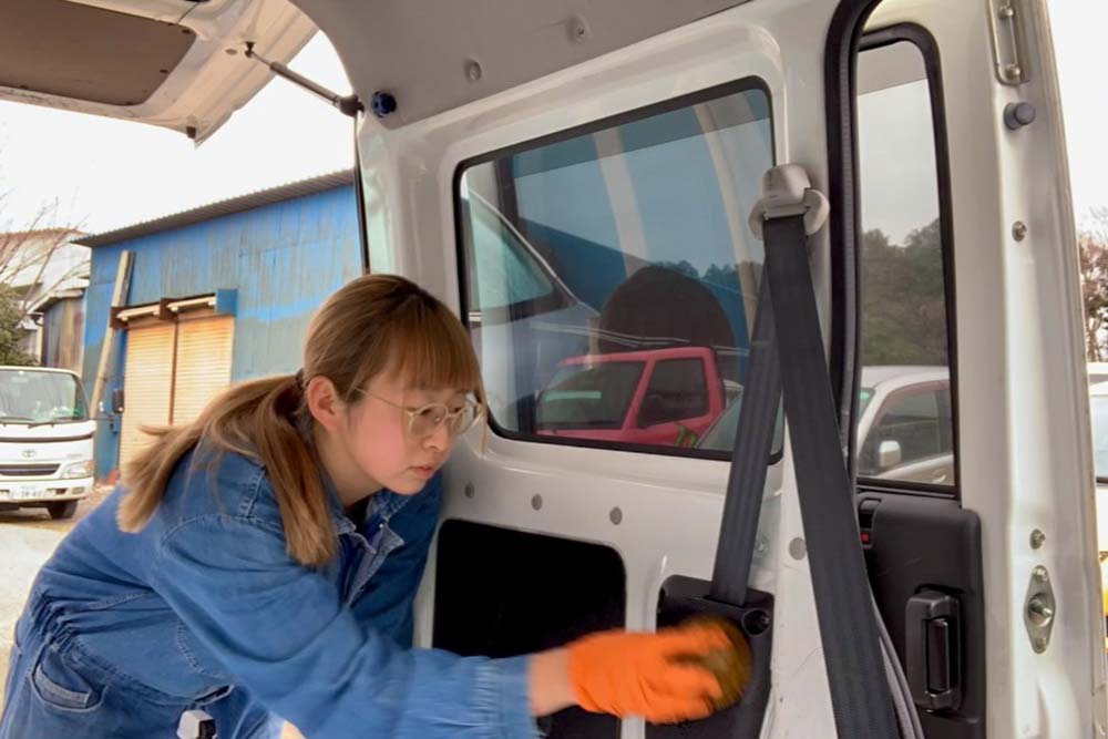 バモス ホビオProを清掃中のまりりんさん