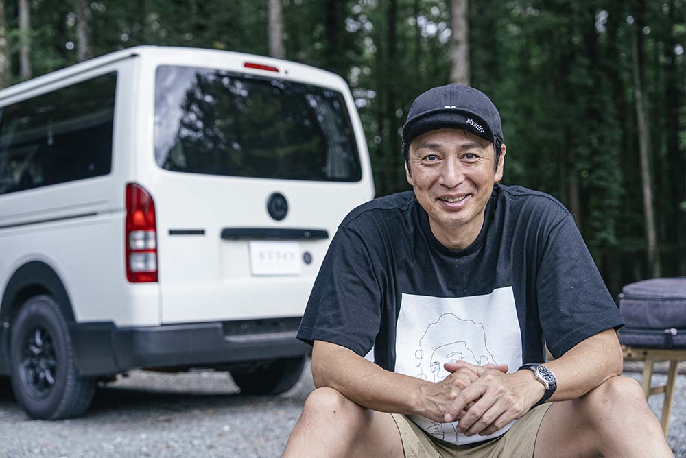 徳井さんと愛車のハイエース
