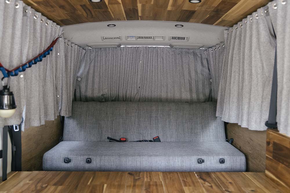 ソファ仕様でカーテンを閉めた状態の車内